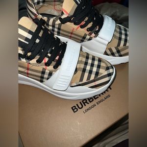 Burberry Shoes (Men)